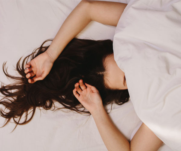 فواید خواب بدون لباس یا لخت خوابیدن برای زن و مرد چیست