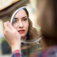 حرف زدن با خود طبیعی است؟ از علت تا فواید و خطر