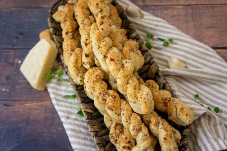 درست کردن نان سیر پیچ دار مرحله ای