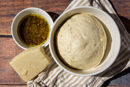 مراحل درست کردن نان سیر پیچ دار