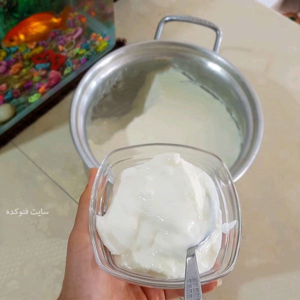 آب انداختن روی ماست به چه علت است