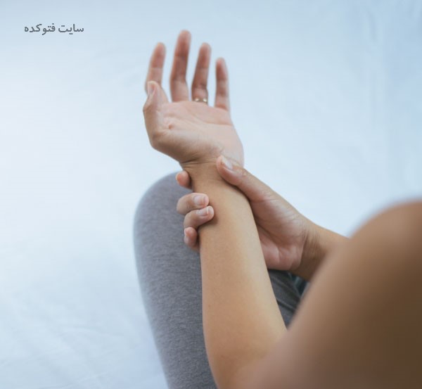 عکس لرزش دست نشانه چیست