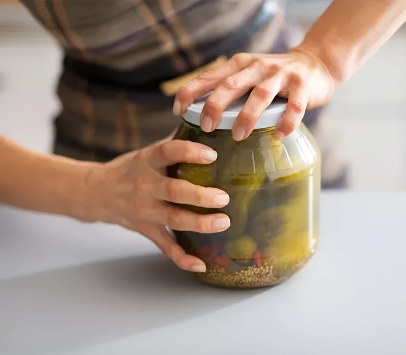 فواید آب خیارشور برای لاغری تا بدنسازی و تسکین عضلات