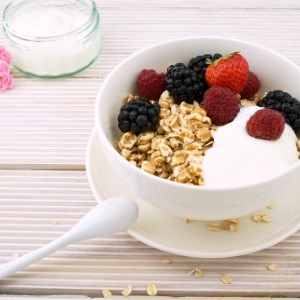ماده مغذی برای بلند شدن مژه ماست یونانی