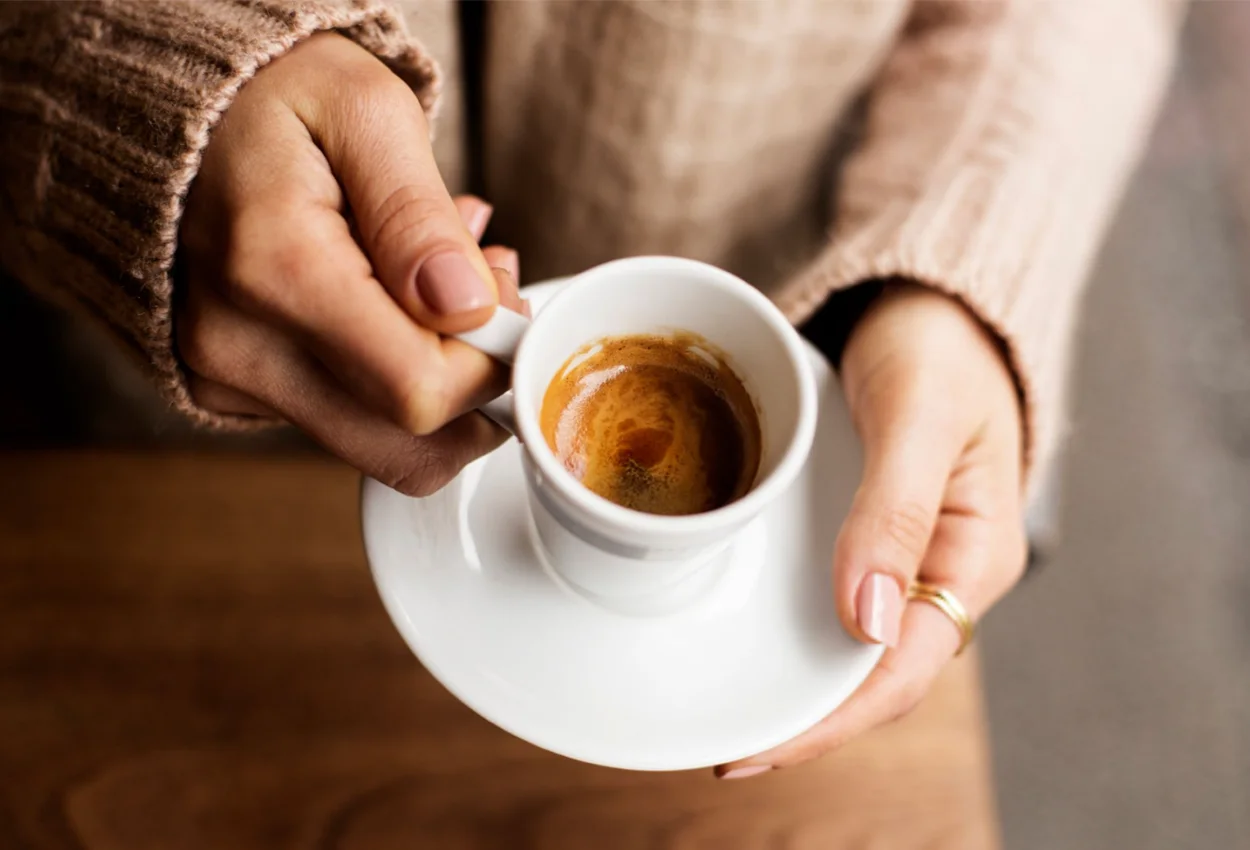 نوشیدن قهوه در بارداری ضرر دارد؟ علت و نکات