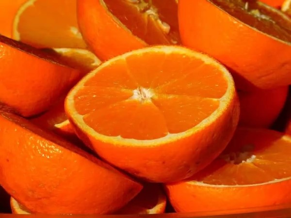 پرتقال حاوی 87 درصد آب در لیست میوه های آبدار