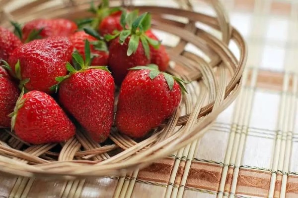 توت فرنگی حاوی 91 درصد آب در لیست آبدارترین میوه ها