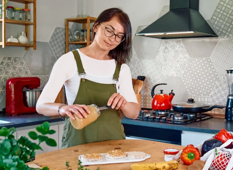 وعده های غذایی را با فاصله های زمانی بخورید!