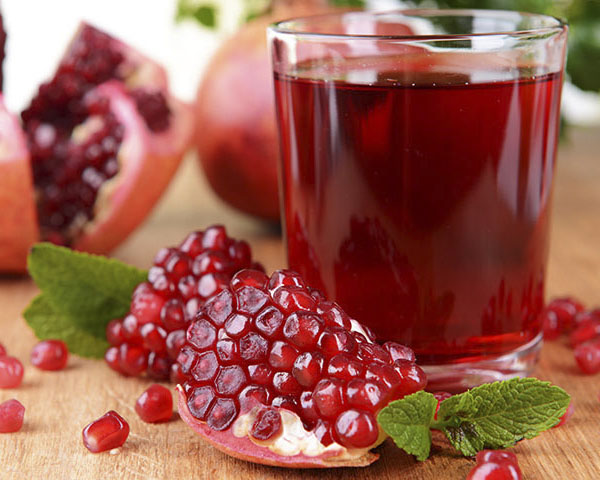 16 خاصیت شگفت انگیز آب انار برای مردان و زنان