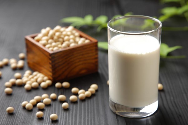 عکس شیر سویا از خوراکی های آبرسان