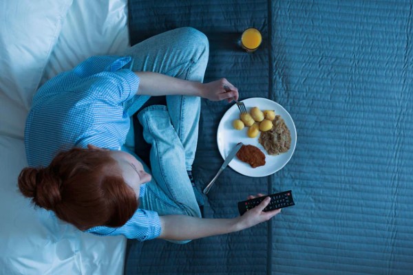 غذا خوردن بلافاصله قبل از خواب از علل کابوس دیدن