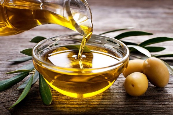 روغن زیتون از مرطوب کننده های طبیعی پوست صورت و دست